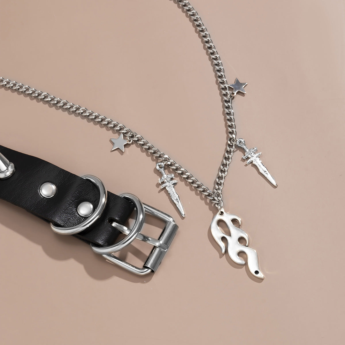 Set Choker con Borchie e Collana a Ciondoli