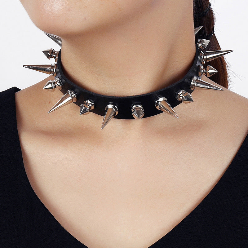 Collana Choker Punk Rock in Pelle Nera con Borchie e Punte