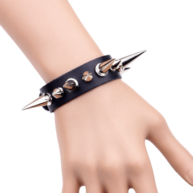 Bracciale Punk Rock in Pelle Nera con Borchie e Punte