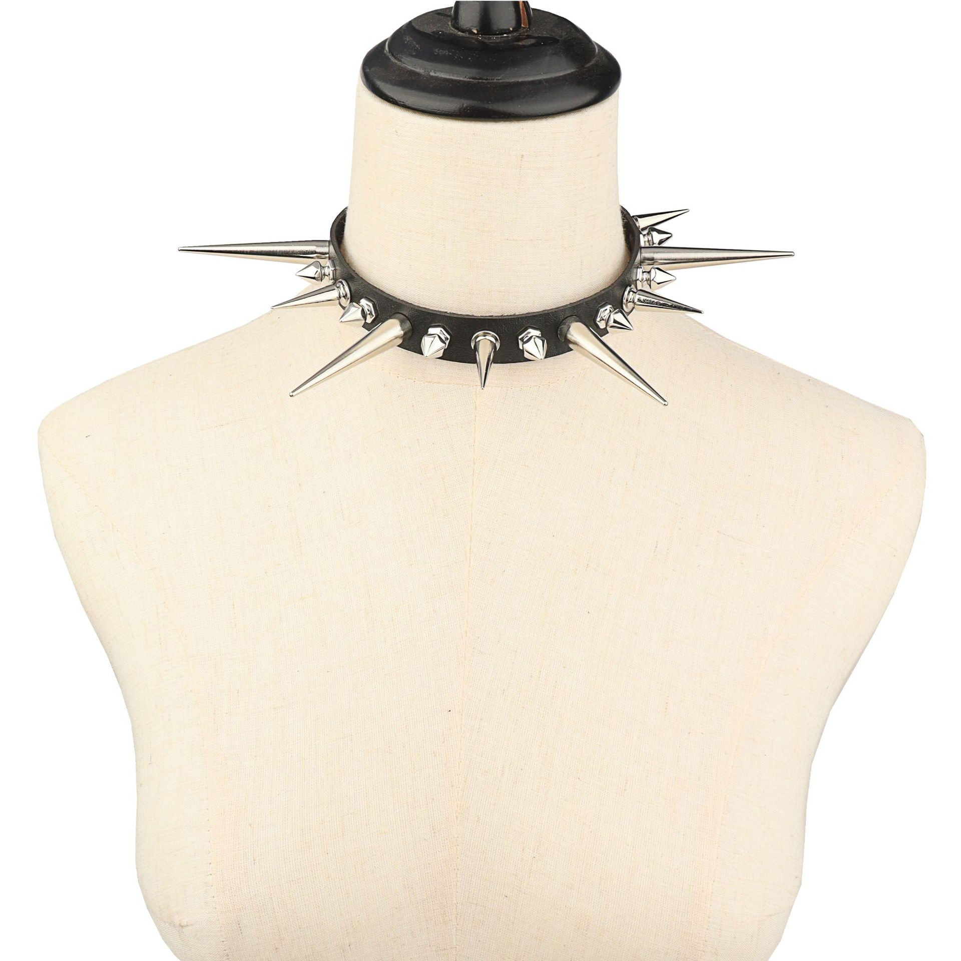 Collana Choker in Pelle Nera con Borchie Estreme