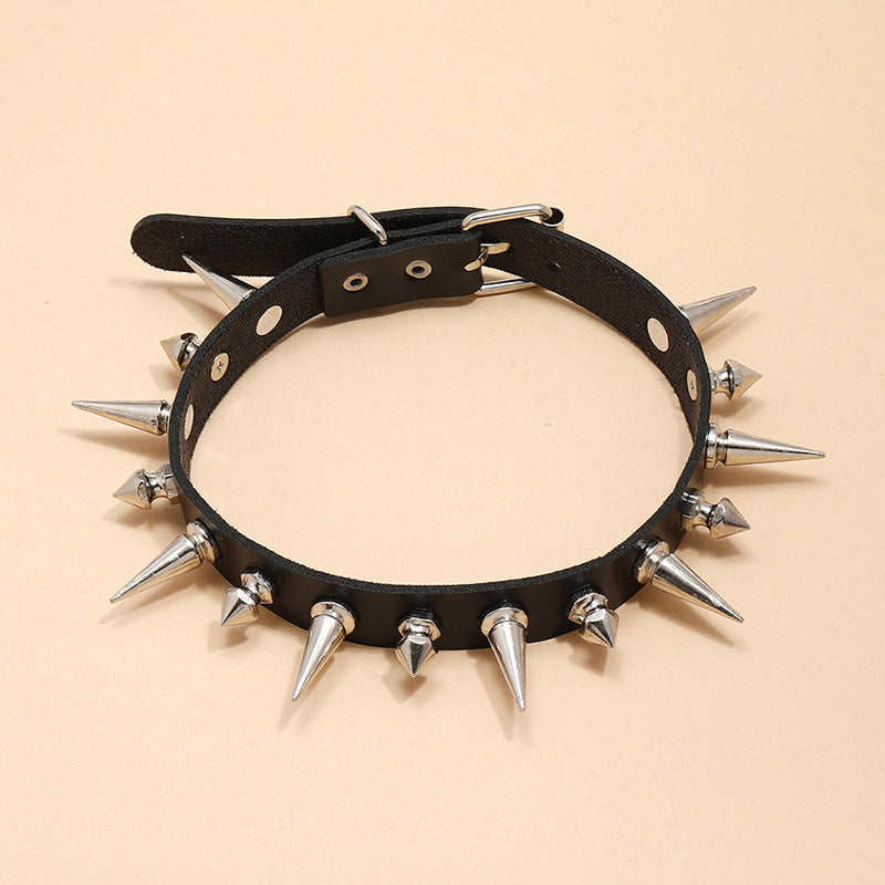 Collana Choker Punk Rock in Pelle Nera con Borchie e Punte